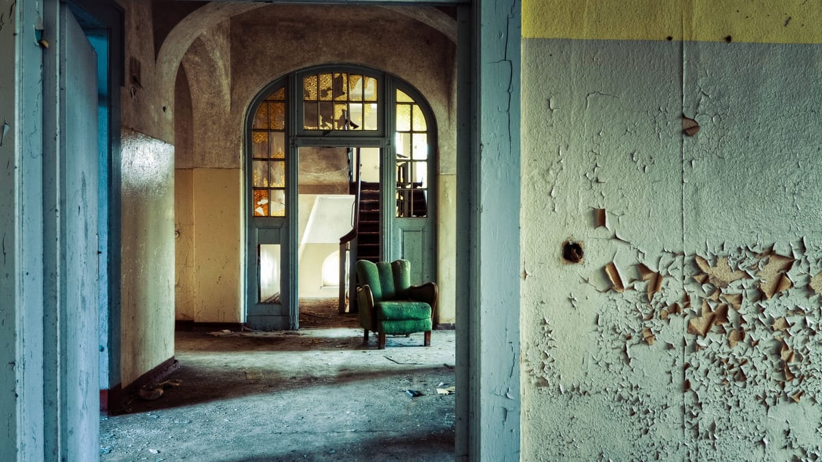 Lost Place bei Berlin: Verlassene Klinik Teupitz entdecken