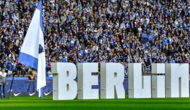 Fans warten vor einem Hertha-Spiel auf den Anpfiff auf dem Rasen steht in großen Buchstaben "Berlin". Quelle: imago images/mix1