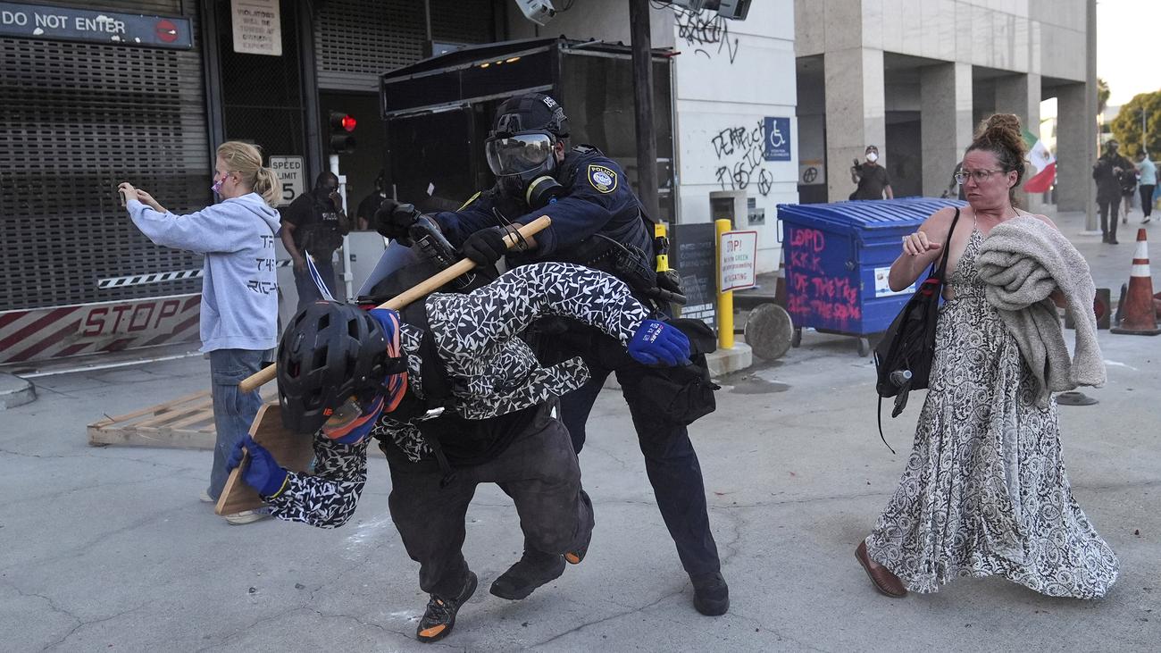 Proteste in Los Angeles: US-Polizei setzt Schlagstöcke und Tränengas gegen Demonstranten ein