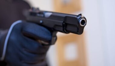 Mit Nothammer und Schusswaffe –Mann bedroht Jugendliche
