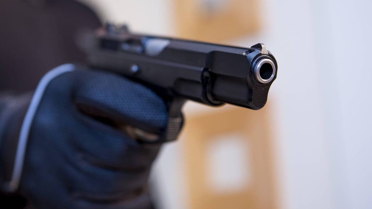 Mit Nothammer und Schusswaffe –Mann bedroht Jugendliche