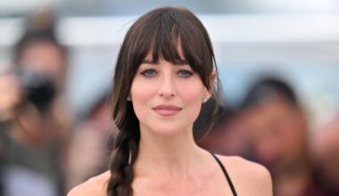 Dakota Johnson: Pedro Pascal greift zu ihrer Garderobe