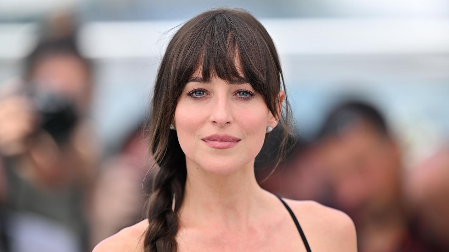 Dakota Johnson: Pedro Pascal greift zu ihrer Garderobe