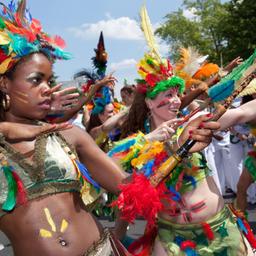 Archivbild: Taenzerinnen auf dem Karneval der Kulturen. (Quelle: dpa/Hechtenberg)
