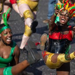 Mitglieder der Gruppe "Booty Therapy" tanzen bei der Parade zum 26. Karneval der Kulturen. (Quelle: dpa/Monika Skolimowska)