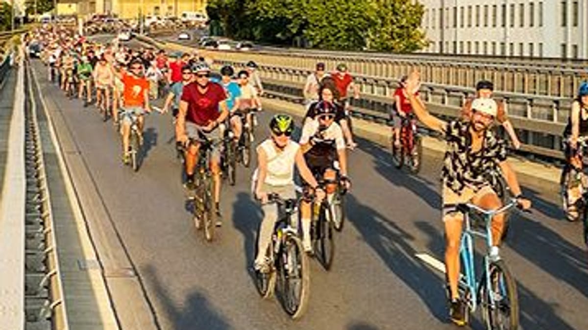 Unbekannte schießen mit Kunststoffmunition auf Fahrrad-Demonstranten