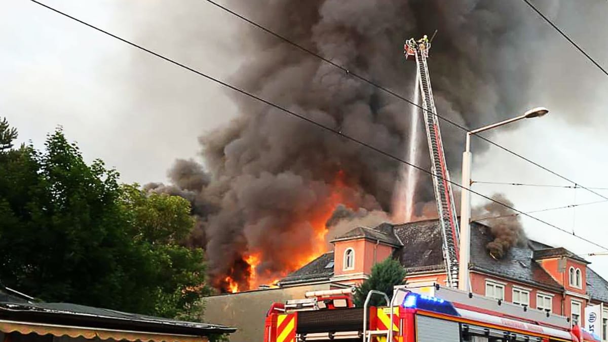 Großbrand zerstört alte Staatsoperette in Leuben