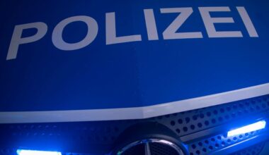 Mannheim: Auto prallt in Streifenwagen und brennt