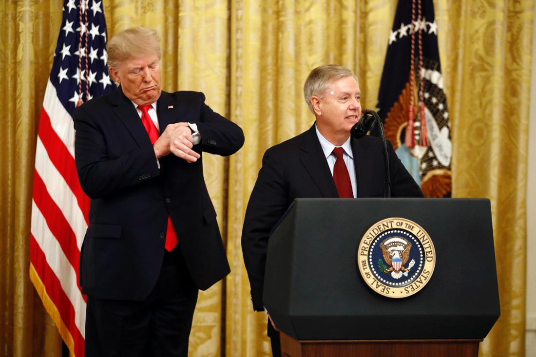 Donald Trump 2019 im Ostsaal des Weißen Hauses mit Senator Lindsey Graham.