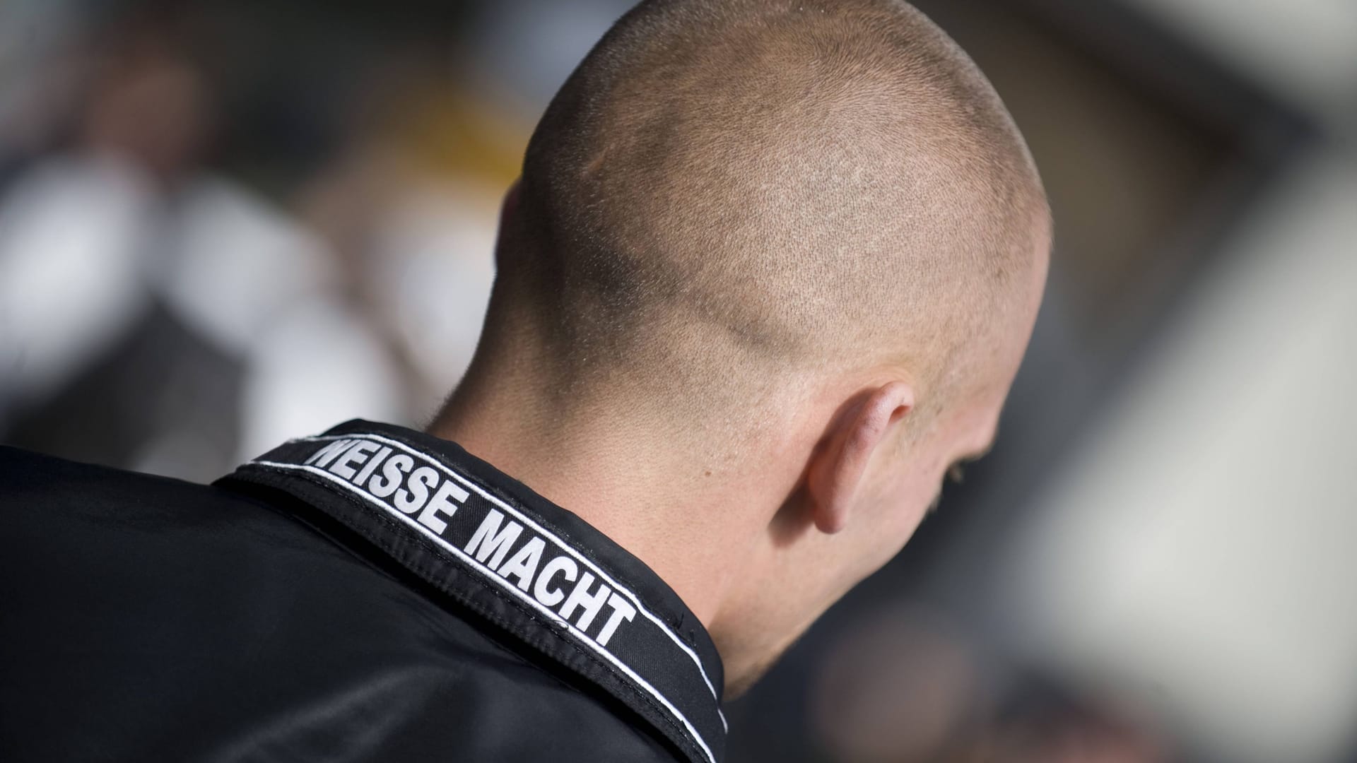Ein Mann mit abrasiertem Haar trägt eine Jacke mit der Aufschrift: "Weisse Macht" (Symbolbild): In Hessen versammeln sich Rechtsextreme oft an bekannten Orten.