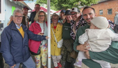 Stöbern, essen und feiern: Jubiläum lockt trotz Unwetter etliche Besucher