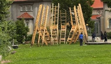 Junge stürzt beim Klettern von Skulptur – schwer verletzt