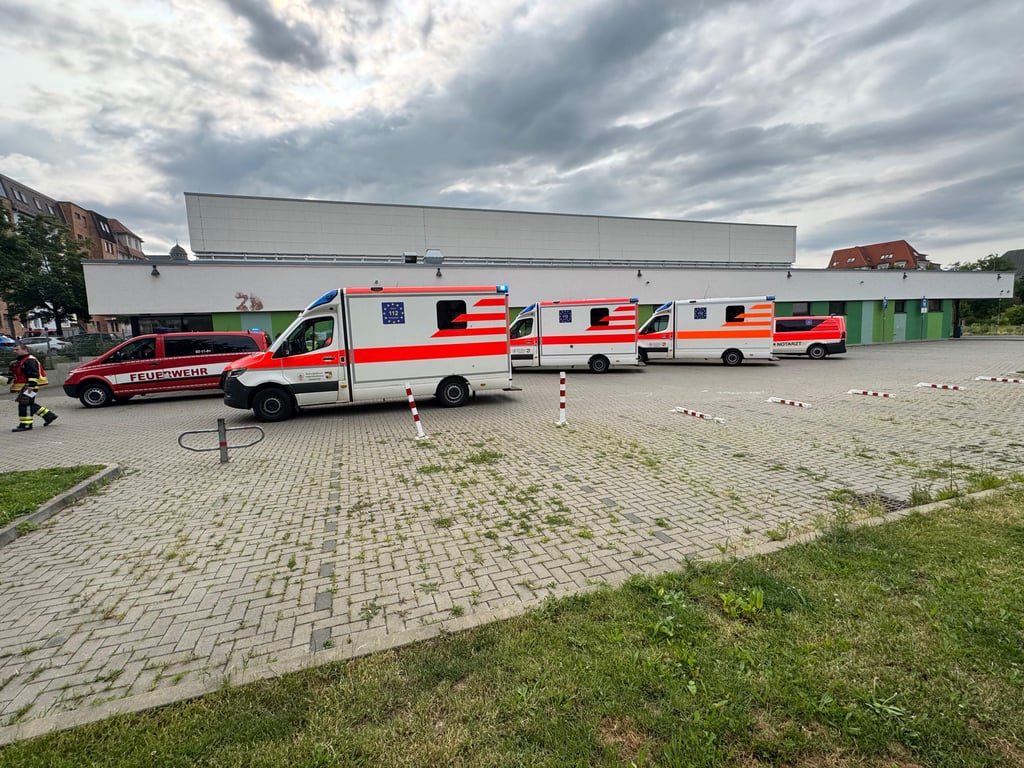 Meherere Rettungswagen und auch ein Notarzt kamen bei dem Brand in Halle zum Einsatz.