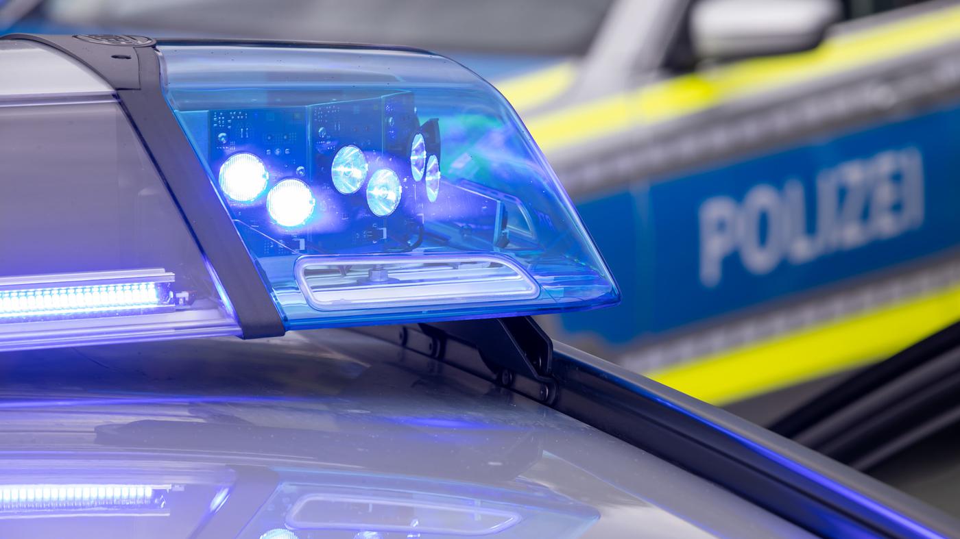Jugendliche rennt über Fahrbahn und wird von Tram angefahren