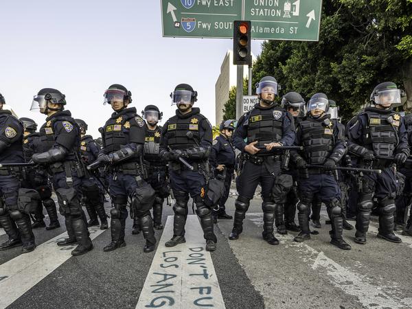 08.06.2025, USA, Los Angeles: Beamte der California Highway Patrol verhindern, dass Demonstranten eine Autobahn betreten. Seit Tagen wird in Kalifornien gegen Operationen der US-Einwanderungsbehörde ICE protestiert. Foto: Mark Edward Harris/ZUMA Press Wire/dpa +++ dpa-Bildfunk +++