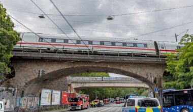 Viel Geduld mussten Fahrgäste eines liegengebliebenen ICEs haben, der am Montag in Köln strandete: Die letzten Fahrgäste konnten den Zug erst nach fünf Stunden und 20 Minuten verlassen.
