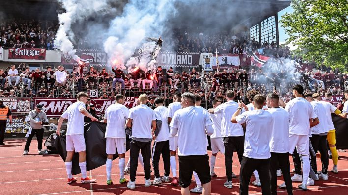 Team und Fans des BFC Dynamo jubeln nach dem Gewinn des Berliner Landespokals 2025 (Quelle: IMAGO / Jan Huebner)
