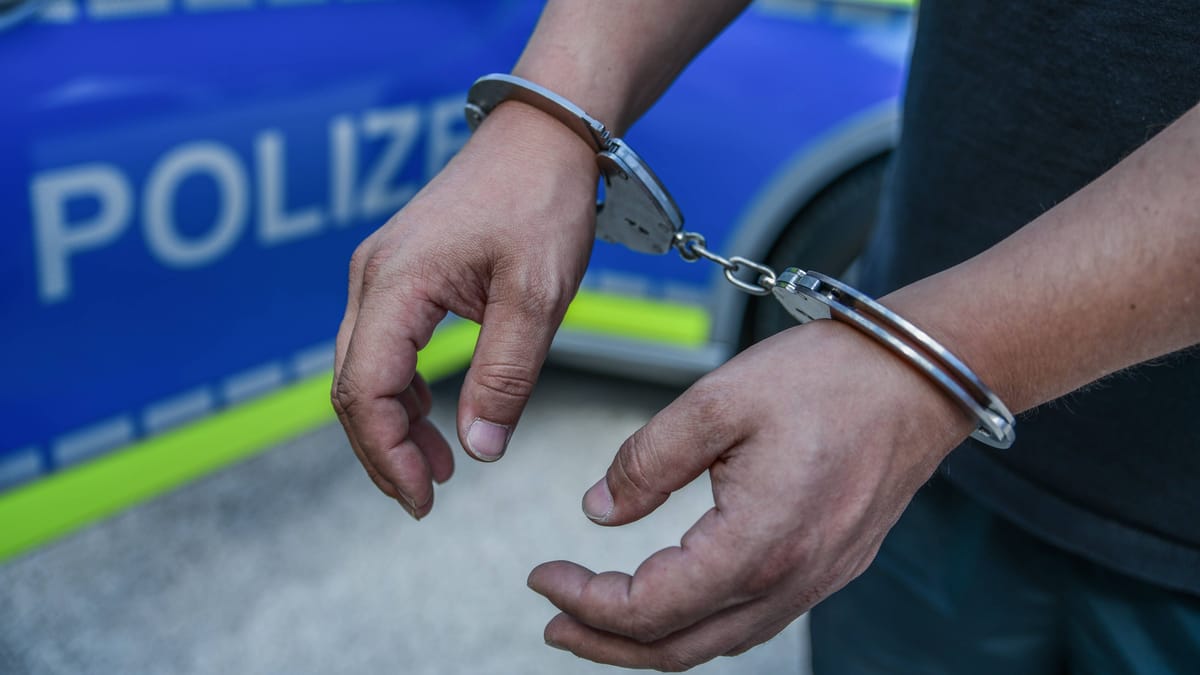 Mann entblößt sich vor Frau – Polizei nimmt Verdächtigen fest