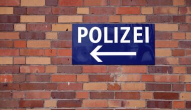 Polizei ermittelt nach Messer-Vorfall auch gegen verletzten Beamten