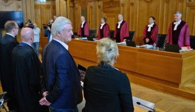 Jürgen Elsässer (2.v.r.), Compact-Chefredakteur, und seine Ehefrau Stephanie Elsässer (r) stehen mit ihren Verteidigern vor der Kammer des Bundesverwaltungsgerichts in Leipzig. (Quelle: dpa-Bildfunk/Hendrik Schmidt)