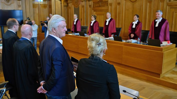 Jürgen Elsässer (2.v.r.), Compact-Chefredakteur, und seine Ehefrau Stephanie Elsässer (r) stehen mit ihren Verteidigern vor der Kammer des Bundesverwaltungsgerichts in Leipzig. (Quelle: dpa-Bildfunk/Hendrik Schmidt)