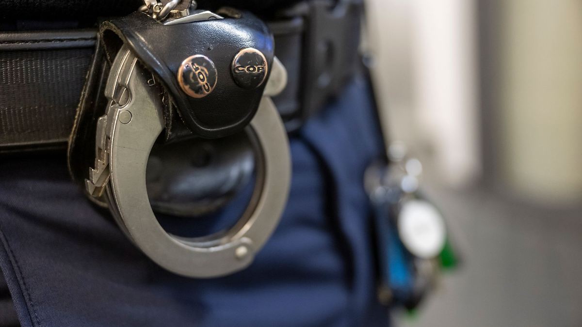 Der Mann sitzt wegen dringenden Verdachts auf zweifachen Mord in Untersuchungshaft. (Symbolbild)