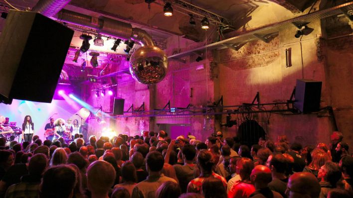 Archivbild: SchwuZ, Innenansicht von Dancefloor und Buehne. (Quelle: imago images/Kratsch)