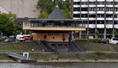 Person treibt im Rhein – Feuerwehr startet Suche