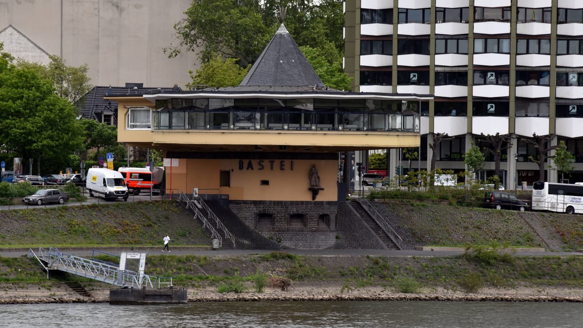 Person treibt im Rhein – Feuerwehr startet Suche