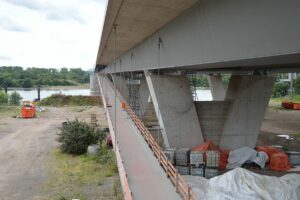 Der unter der Autobahnbrücke angehängte Radweg ist bisher nur von Wiesbadener Seite aus geöffnet. - Foto: gik