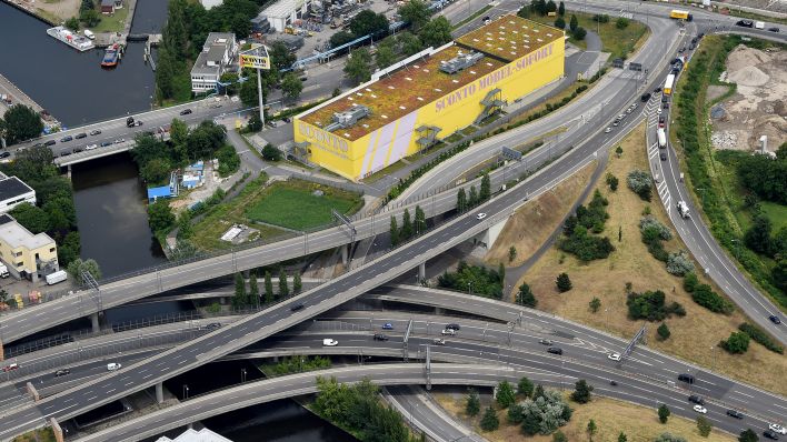 Archivbild: Das Autobahndreieck Neukölln vor dem Hafen Neukölln in Berlin, aufgenommen am 16.06.2016 aus einem Forschungs-Zeppelin des Helmholtz-Zentrums. (Quelle: dpa-Zentralbild/Bernd Settnik)