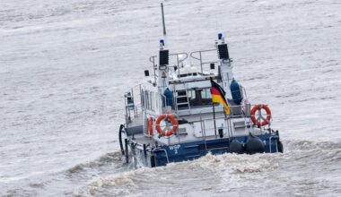 Köln: Person im Rhein – Matrose springt von Schiff, um zu helfen