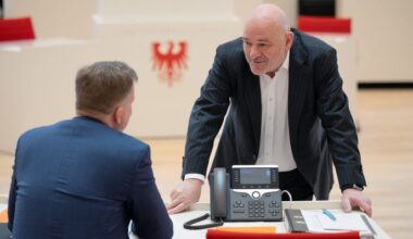 Archivbild: Robert Crumbach (r, BSW), Brandenburgs Minister der Finanzen und für Europa, und Steeven Bretz (l), Parlamentarischer Geschäftsführer der Brandenburger CDU-Fraktion, unterhalten sich am 10.04.2025 vor Beginn der Sondersitzung des Brandenburger Landtages zum Doppelhaushalt des Landes für die Jahre 2025 und 2026. (Quelle: Picture Alliance/Soeren Stache)