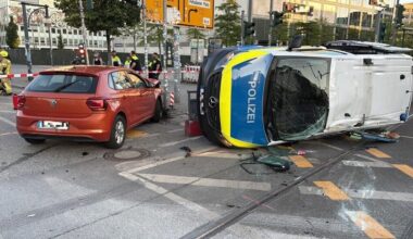 Polizeiwagen kippt bei Unfall in Mitte um – vier Verletzte