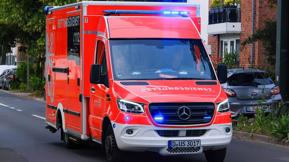 24 Schulkinder in Unfall zwischen Rheinbahn und Lkw involviert