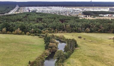 Tesla-Fabrik in Grünheide: Tesla unterschreibt neuen Vertrag zur Wassernutzung in Brandenburg