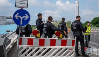 Symbolbild: Ein Zugang zum Berliner Regierungsviertel wird am 23.05.2024 von der Polizei beim Demokratiefest abgesperrt. (Quelle: dpa-Bildfunk/Christophe Gateau)