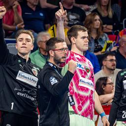 Füchse-Trainer Jaron Siewert (Mitte) jubelt mit seinen Spielern über einen Punkt bei den Rhein-Neckar Löwen. Quelle: imago images/camera4+