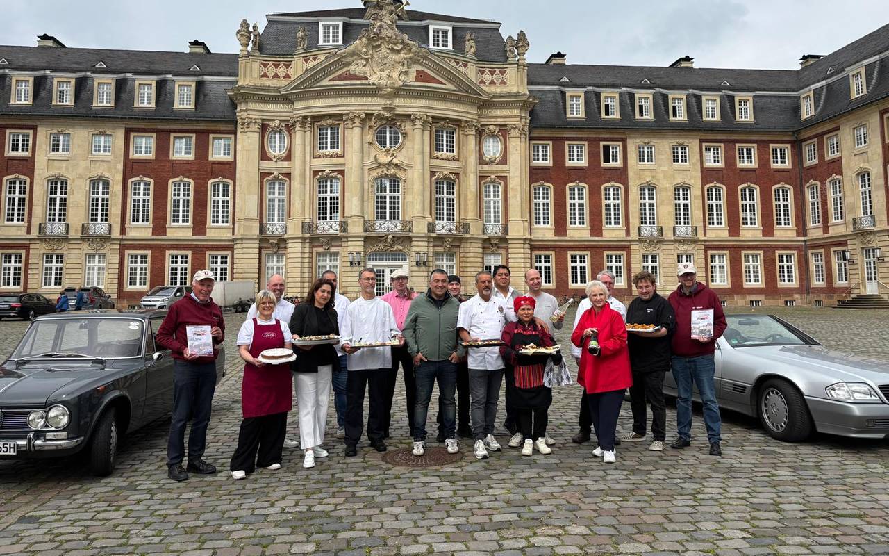 In der Mitte der Veranstalter Severin Romero mit den Gastronomen der "Münster verwöhnt" Stände vor dem Schloss.
