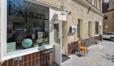 Symbolbild: Das Cafe "Bajszel" in der Emser Straße in Neukölln, aufgenommen am 29.04.2025. Die Kulturkneipe in Neukölln hat sich öffentlich gegen Antisemitismus positioniert und war zum wiederholten Mal das Ziel von Angriffen. (Quelle: dpa-Bildfunk/Soeren Stache)