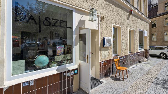 Symbolbild: Das Cafe "Bajszel" in der Emser Straße in Neukölln, aufgenommen am 29.04.2025. Die Kulturkneipe in Neukölln hat sich öffentlich gegen Antisemitismus positioniert und war zum wiederholten Mal das Ziel von Angriffen. (Quelle: dpa-Bildfunk/Soeren Stache)