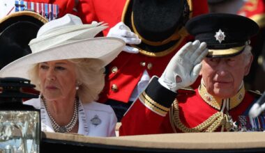 König Charles weist Camilla zurecht