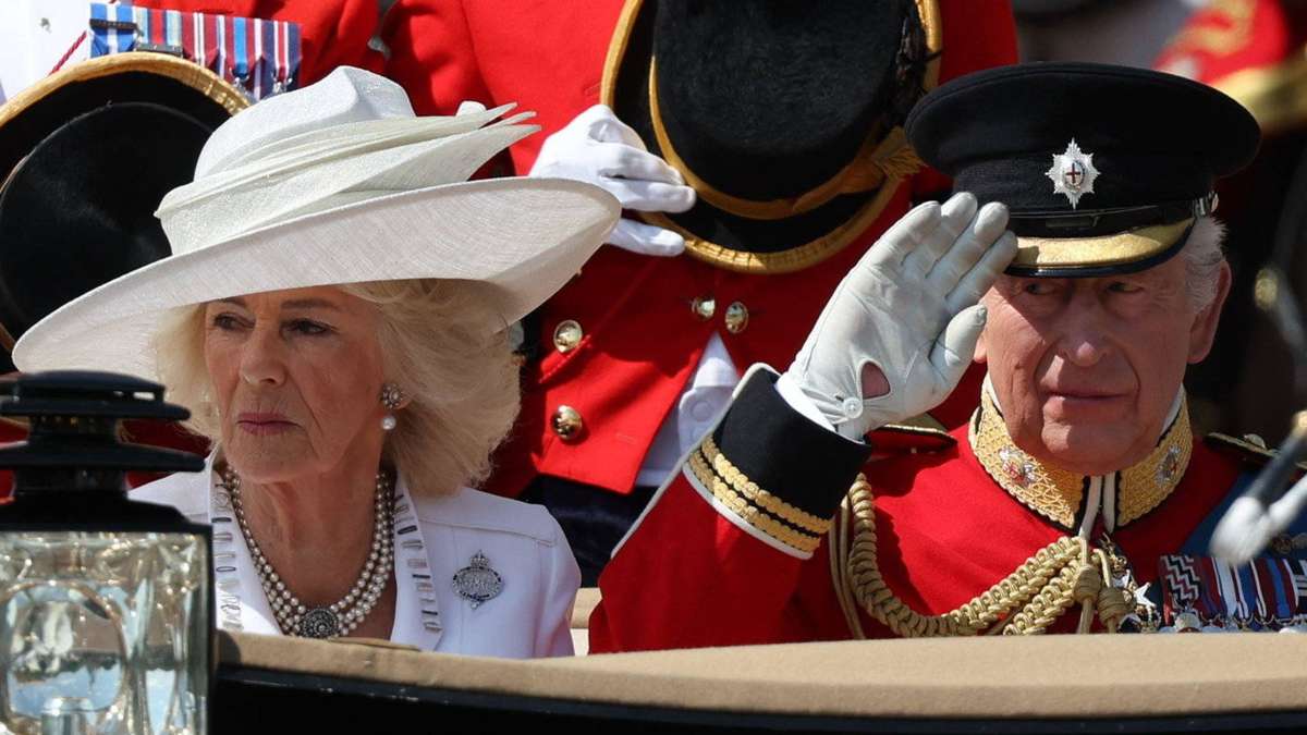 König Charles weist Camilla zurecht