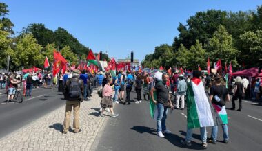 Knapp 3000 Menschen protestieren auf der Straße des 17. Juni