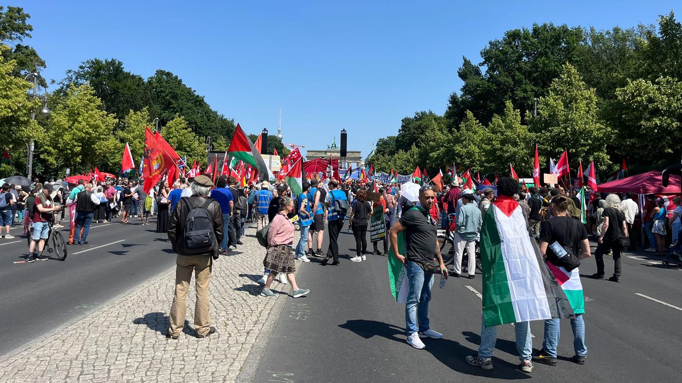 Knapp 3000 Menschen protestieren auf der Straße des 17. Juni