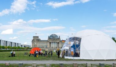 Klimaschutzgruppe Neue Generation haben zum Auftakt einer Protest- und Widerstandswoche auf der Wiese vor dem Reichstagsgebäude ein weißes Zelt für das "Parlament der Menschen" aufgestellt. (Quelle: dpa/Soeren Stache)