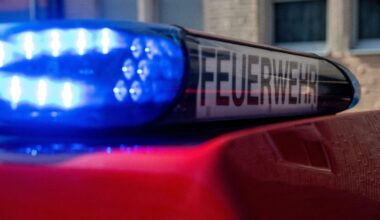 Balkon von Mehrfamilienhaus in Flammen – Feuerwehreinsatz