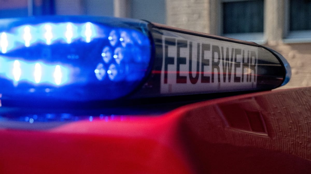 Balkon von Mehrfamilienhaus in Flammen – Feuerwehreinsatz