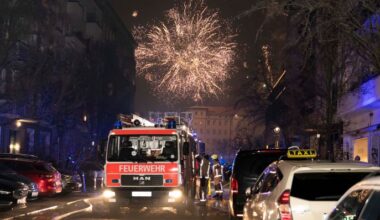 Die Feuerwehr reagiert am 01.01.2025auf einen Notruf in der Silvesternacht, als ein Balkon in Brand gerät, nachdem ein Feuerwerkskörper dort gelandet ist. (Quelle: Picture Alliance/Eventrpess/Jeremy Knowles)