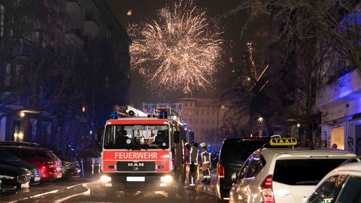 Die Feuerwehr reagiert am 01.01.2025auf einen Notruf in der Silvesternacht, als ein Balkon in Brand gerät, nachdem ein Feuerwerkskörper dort gelandet ist. (Quelle: Picture Alliance/Eventrpess/Jeremy Knowles)